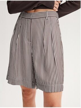 NWT-Striped High-Waist Pleated Women’s Shorts - washed out black/white XL